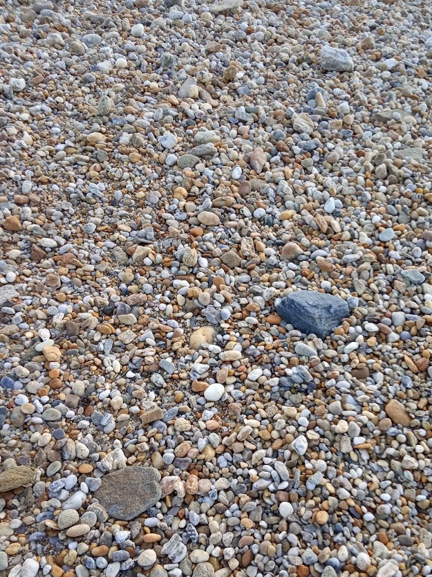 Les galets écoutent la&nbsp;mer…