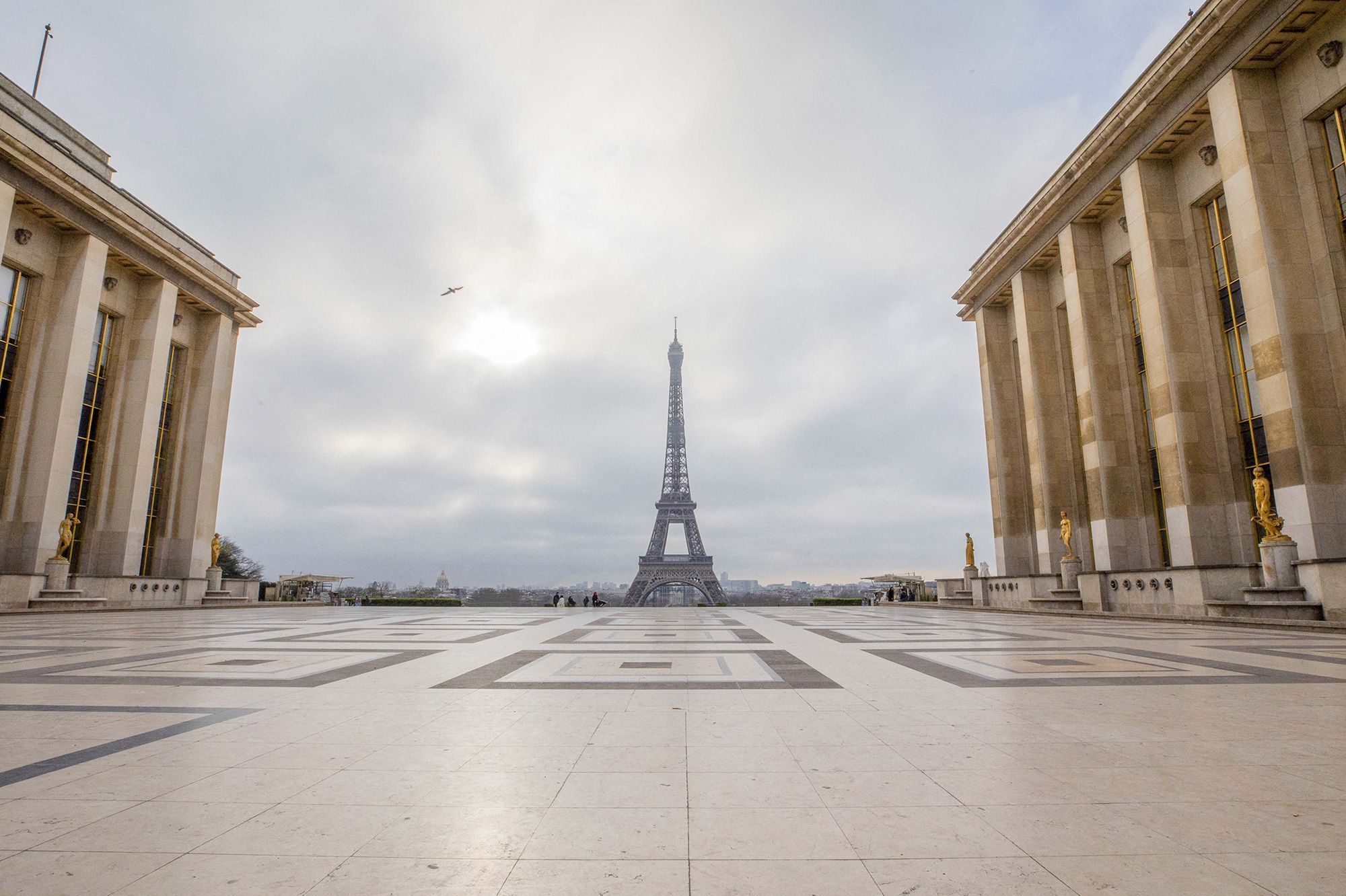 Coronavirus-les-rues-de-Paris-se-vident-les-habitants-se-preparent-au-confinement